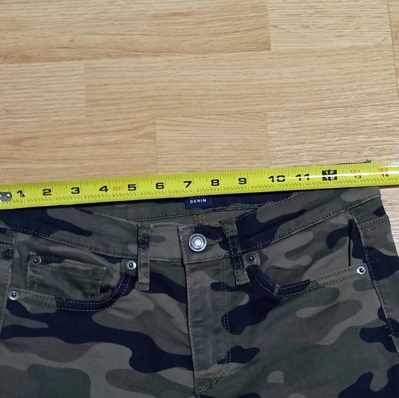Gap camouflage jeans. EUC.  Worn twice. Size 26. - Picture 8 of 11